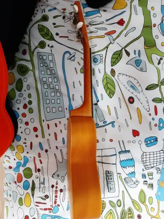 Ukelele de madera clara