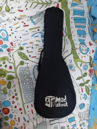 Ukelele de madera clara