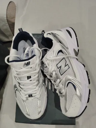 Zapatillas Running Blancas y Plateadas