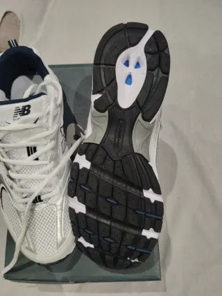 Zapatillas Running Blancas y Plateadas