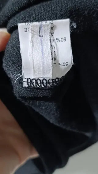 Maglia scollata 50% lana