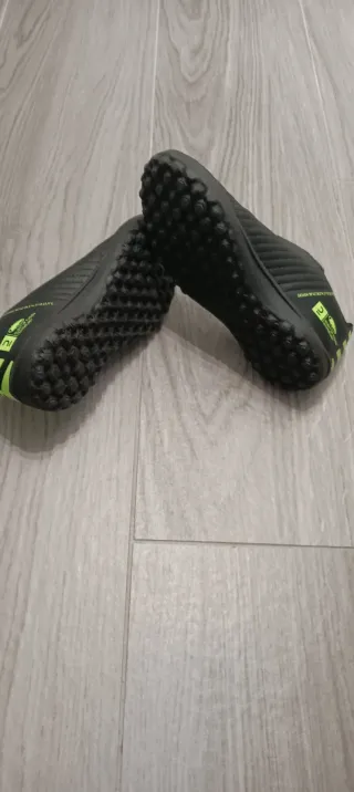 Botas de fútbol negras con detalles neón