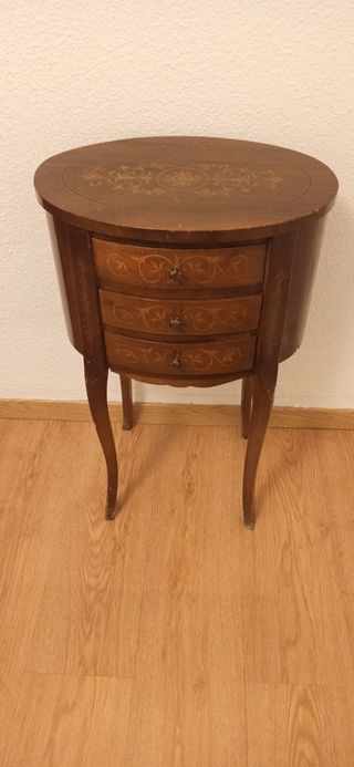 Mesita de noche antigua de madera