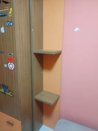 Habitación : armario, cama con cajones, escritorio