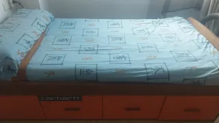 Habitación : armario, cama con cajones, escritorio