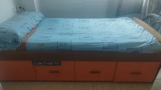 Habitación : armario, cama con cajones, escritorio