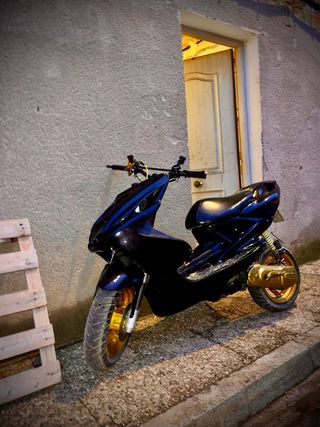 Yamaha Aerox Scooter Negro Dorado