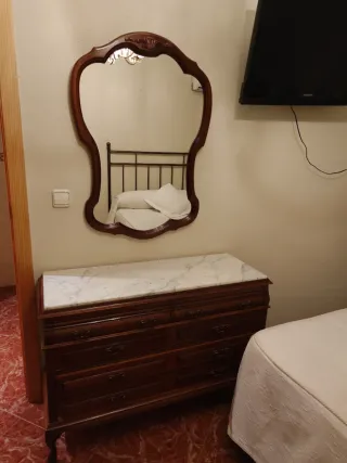 Cómoda antigua de madera con espejo