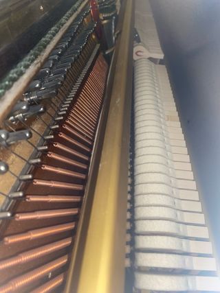 Piano de pared madera oscuro