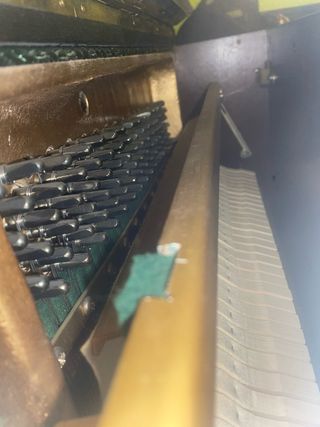 Piano de pared madera oscuro