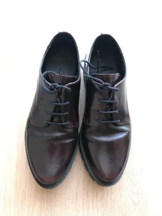 Zapatos burdeos con suela gruesa