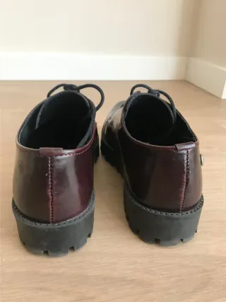 Zapatos burdeos con suela gruesa