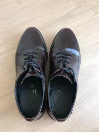 Zapatos burdeos con suela gruesa