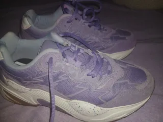 Zapatillas deportivas moradas y blancas