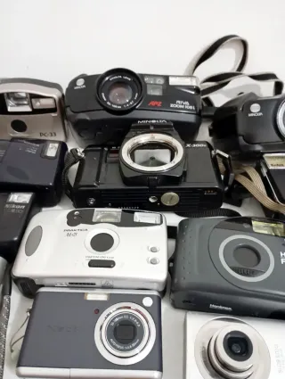 Lotto 17 Fotocamere Vintage/Ricambi