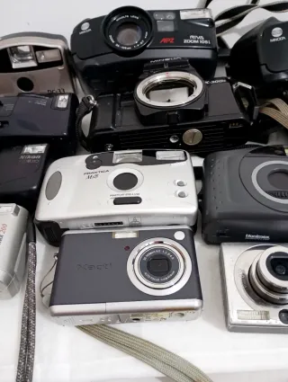 Lotto 17 Fotocamere Vintage/Ricambi