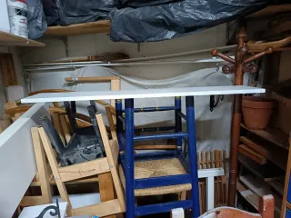 Estanteria blanca y escuadra negras