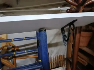 Estanteria blanca y escuadra negras