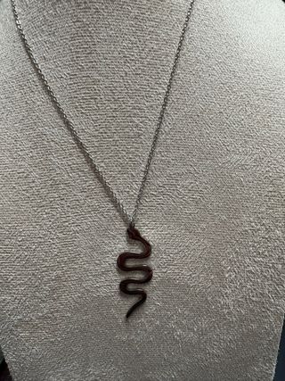 Collar de acero con colgante de serpiente