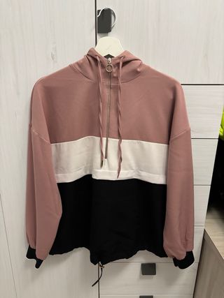 Chaqueta con cremallera y capucha