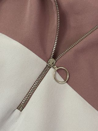 Chaqueta con cremallera y capucha