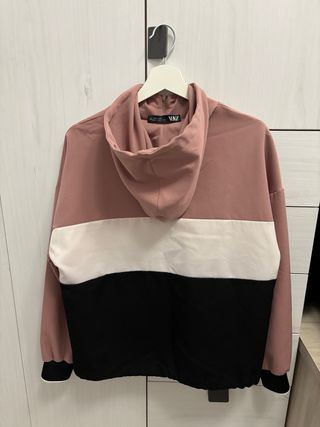 Chaqueta con cremallera y capucha