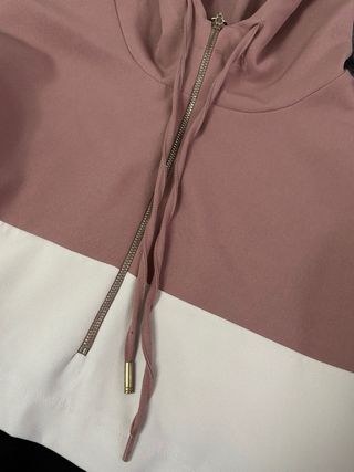 Chaqueta con cremallera y capucha