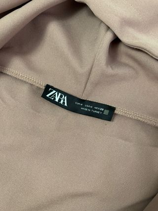 Chaqueta con cremallera y capucha