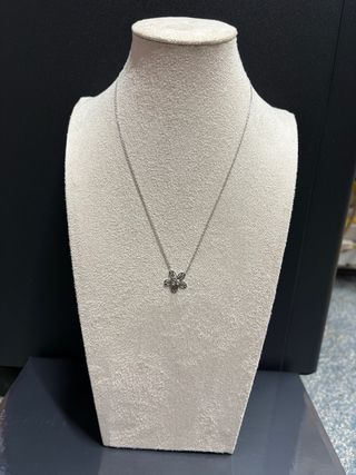 Collar de acero con flor