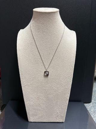 Collar de acero con colgante cuadrado