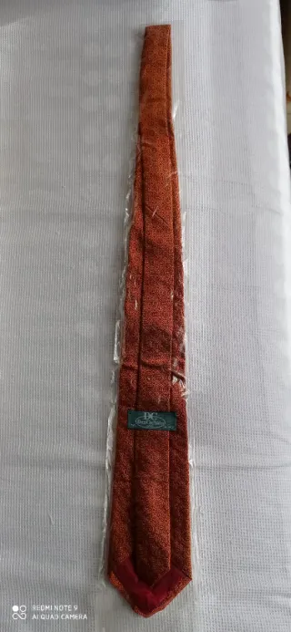 Corbata dorada y roja