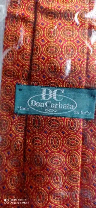 Corbata dorada y roja