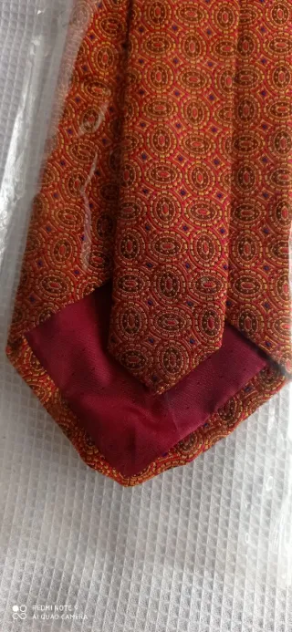 Corbata dorada y roja