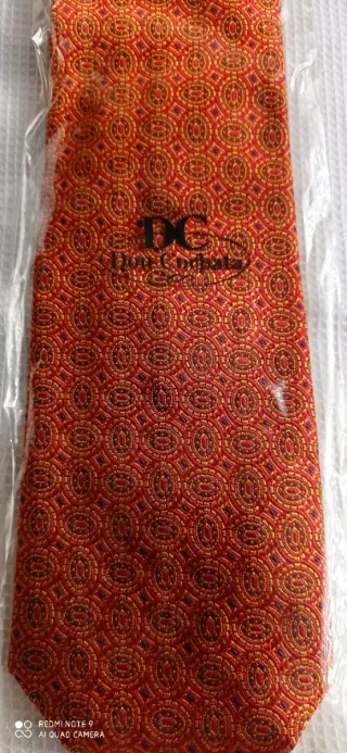 Corbata dorada y roja