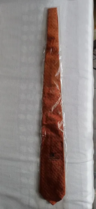 Corbata dorada y roja