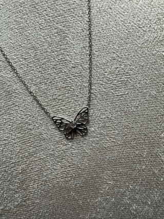 Collar de acero con mariposa