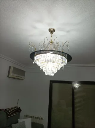 Lámpara de araña dorada y cristal