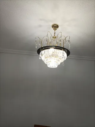 Lámpara de araña dorada y cristal