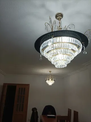 Lámpara de araña dorada y cristal