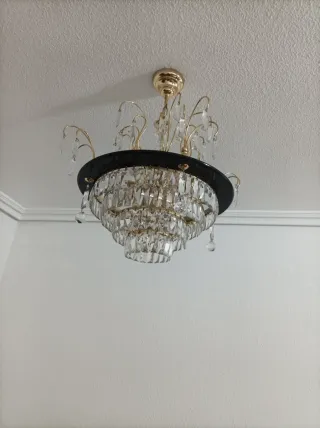 Lámpara de araña dorada y cristal