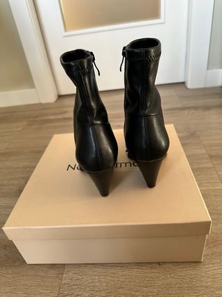 Botines Noa Harmon Negros Tachas Plata