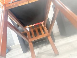 2 sillas de madera con asiento estampado