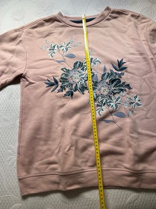 Sudadera rosa con estampado floral