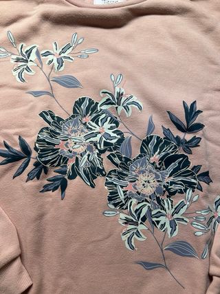 Sudadera rosa con estampado floral