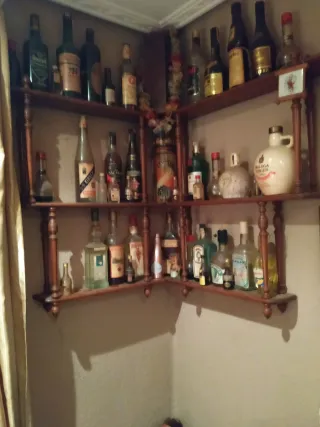 Barra de salón con 2 taburetes de bambú