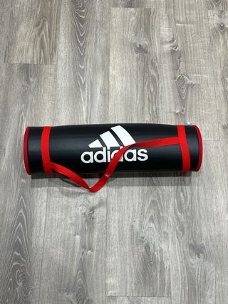 Esterilla Adidas Negra con Correas Rojas