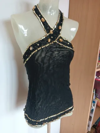 Top nero velato con paillettes dorate
