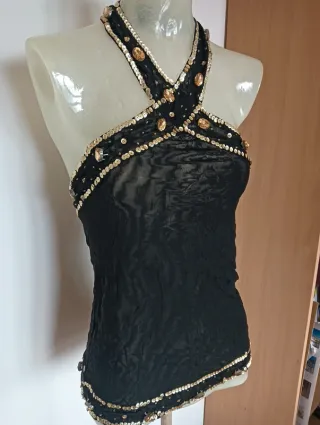 Top nero velato con paillettes dorate