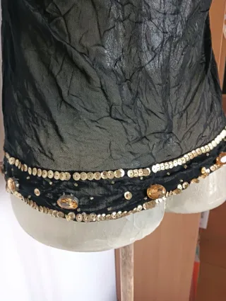 Top nero velato con paillettes dorate