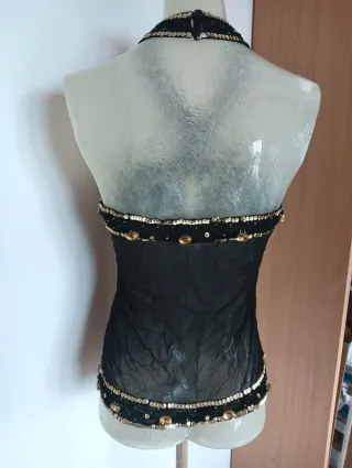 Top nero velato con paillettes dorate